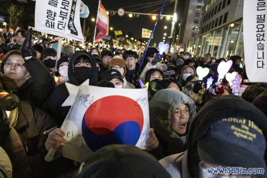  12月7日国会外，抗议尹锡悦的请愿者高呼标语