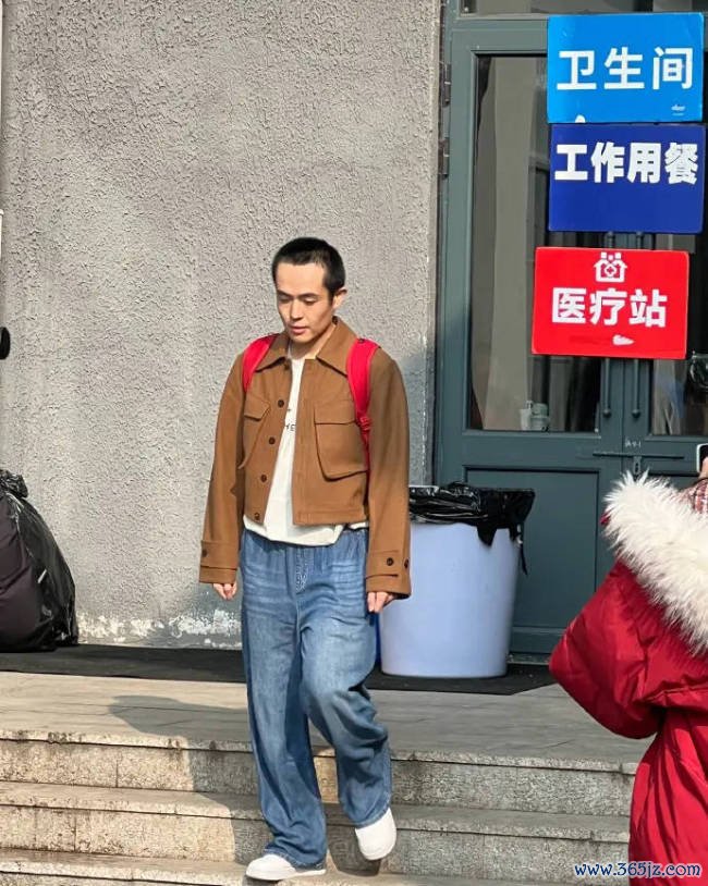 演员王星晒与成龙合影 配文：确实是“吾辈楷模” 